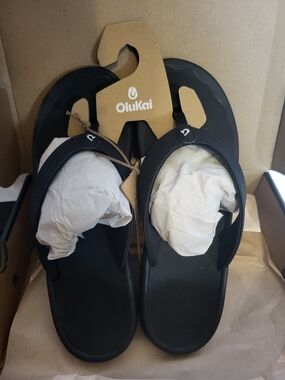 Olukai Black Foam Flip Flops - Women's Casual Sandals